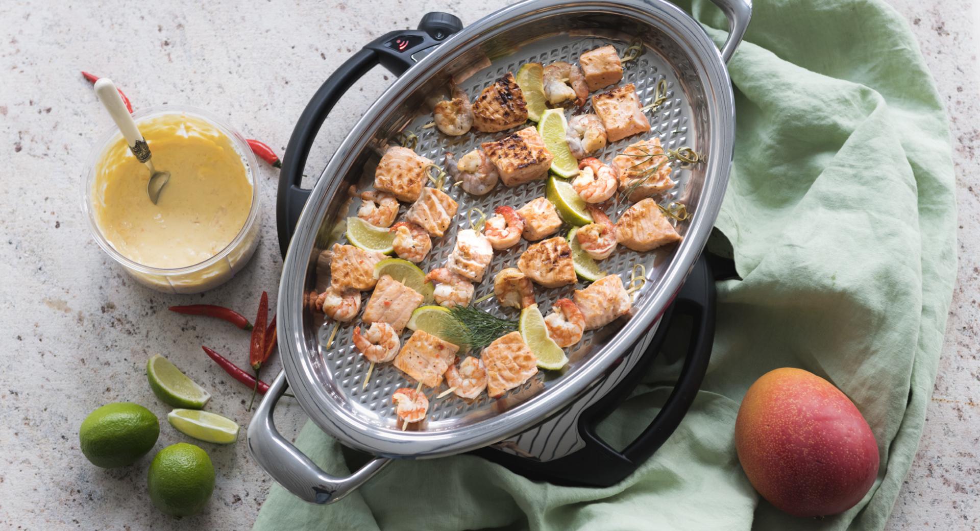 Brochetas de salmón y gambas con aroma de lima 