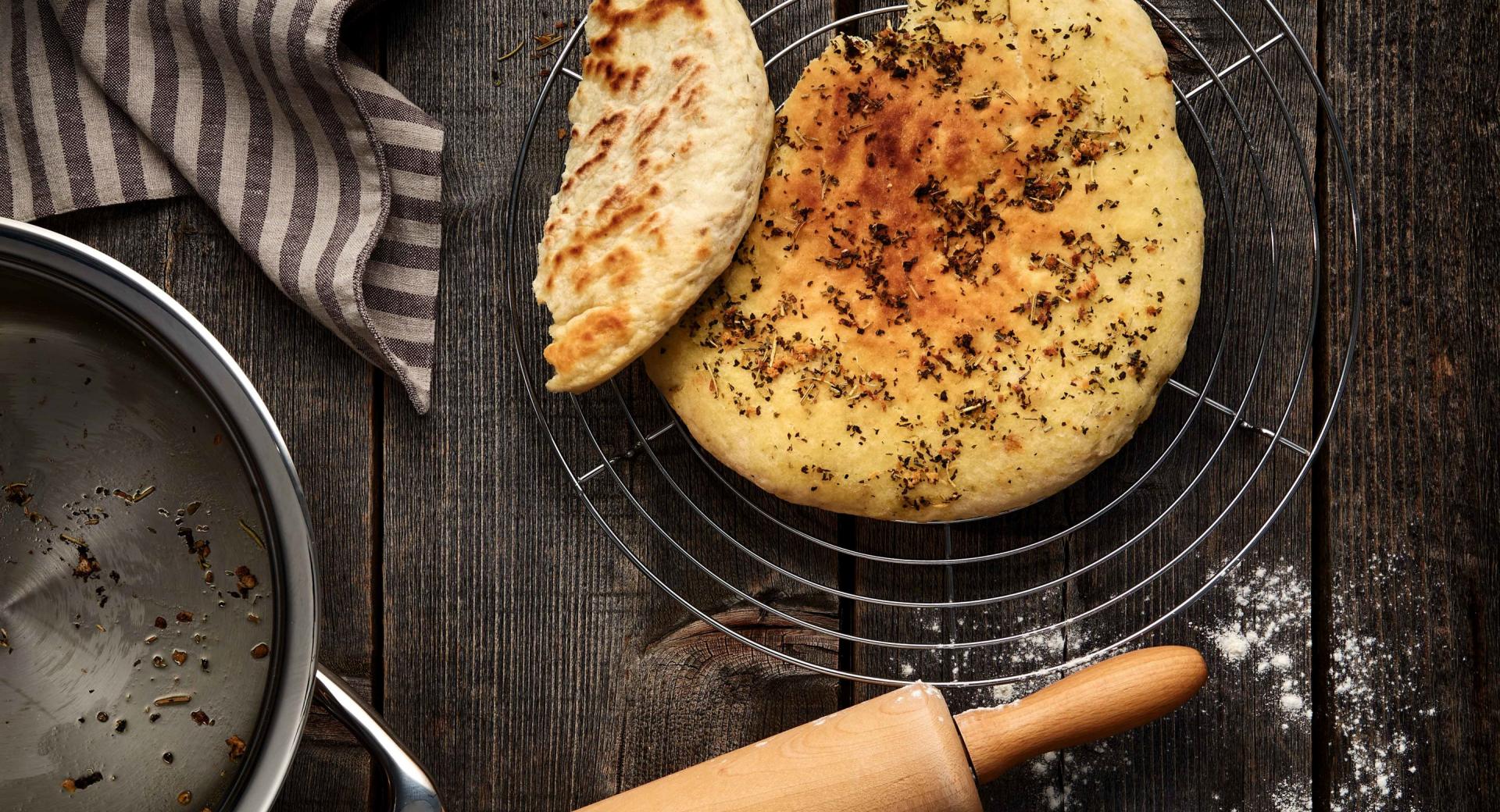 Pan de pizza italiano con aceite de oliva y ajo