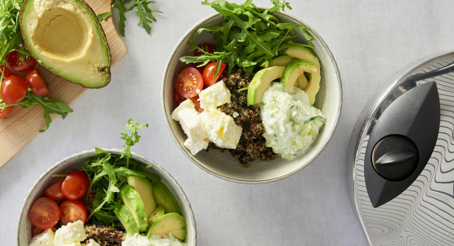 Bol de quinoa con rúcula y feta