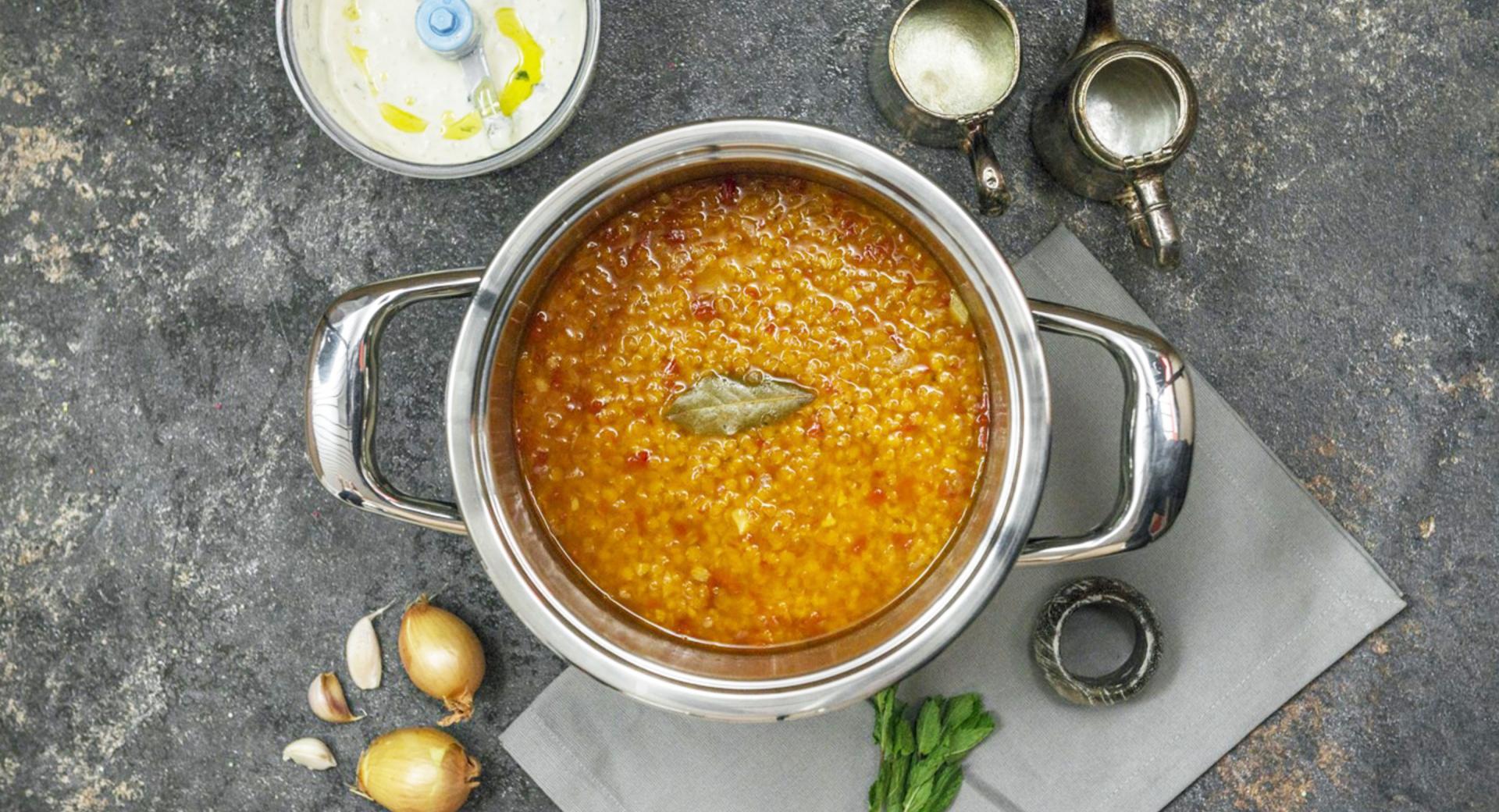 Sopa de lentejas  con yogur de menta