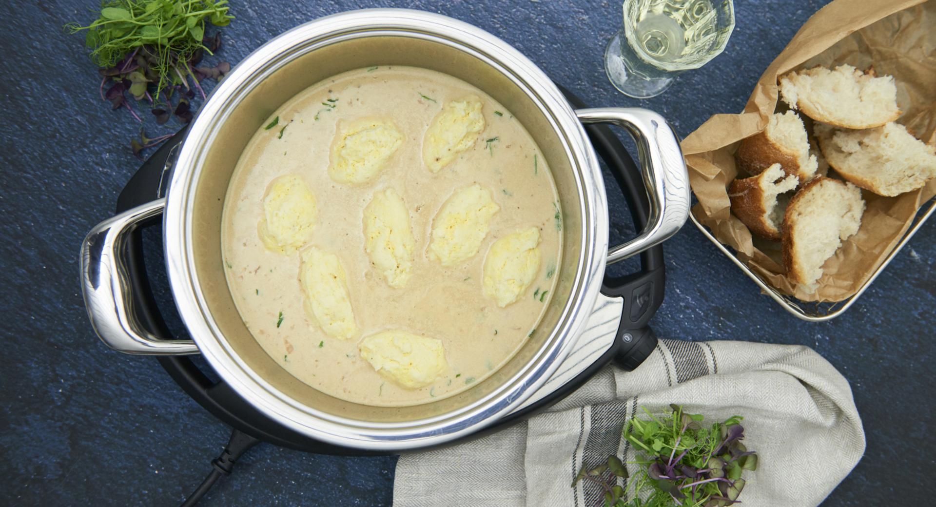 Albóndigas de pescado al vapor con salsa de vino blanco