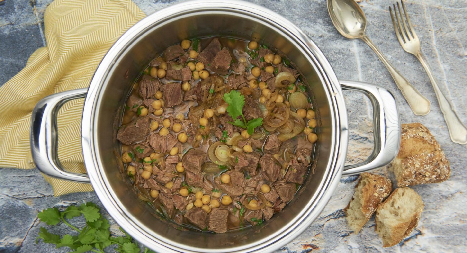 Ternera y garbanzos con cebolla caramelizada 