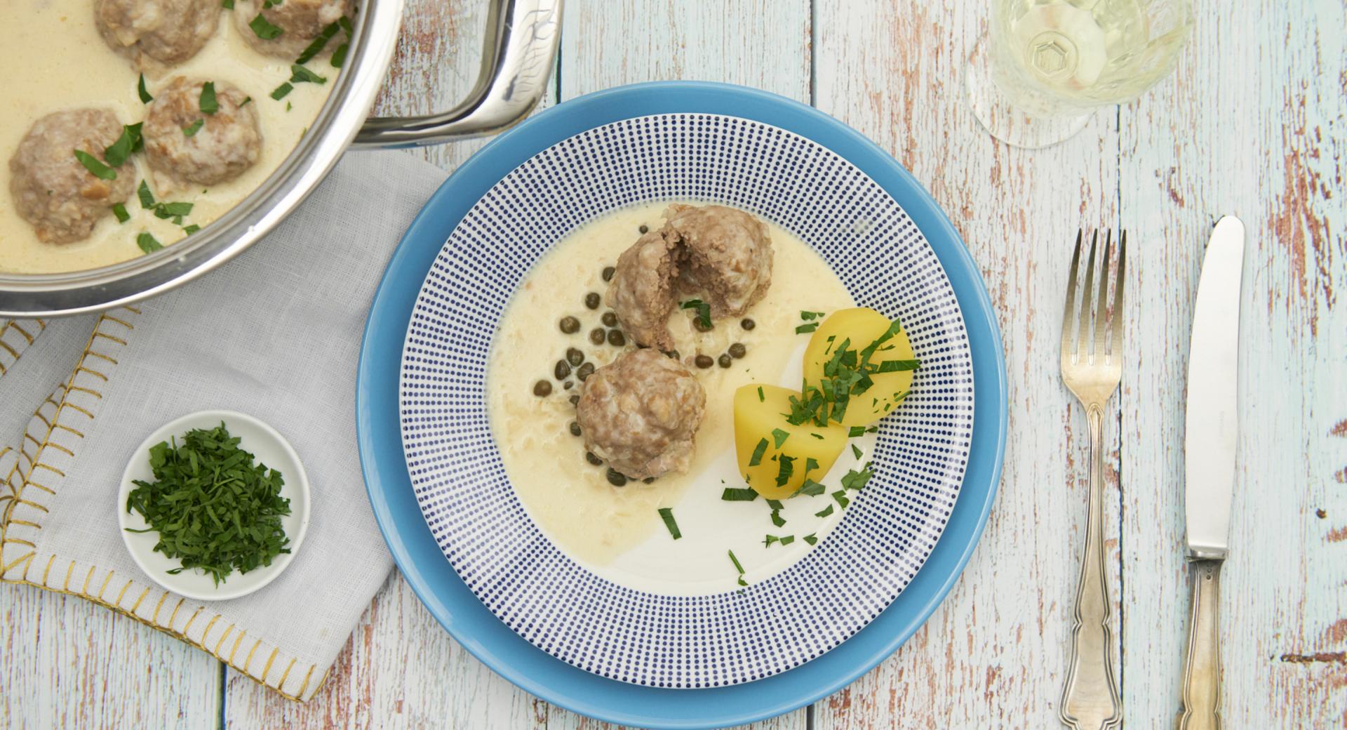 Albóndigas al vapor con salsa de alcaparras