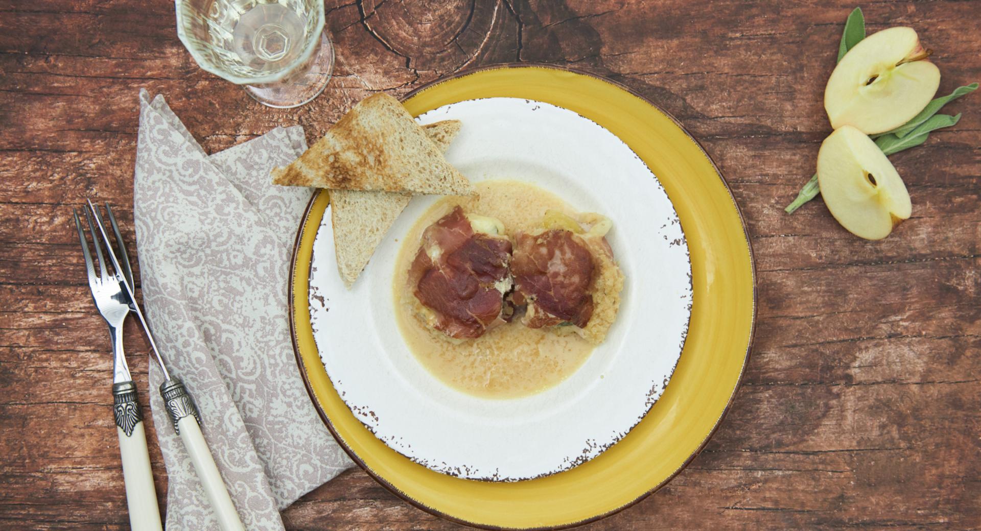 Medallones de cerdo rellenos de queso y manzana enrollados con jamón