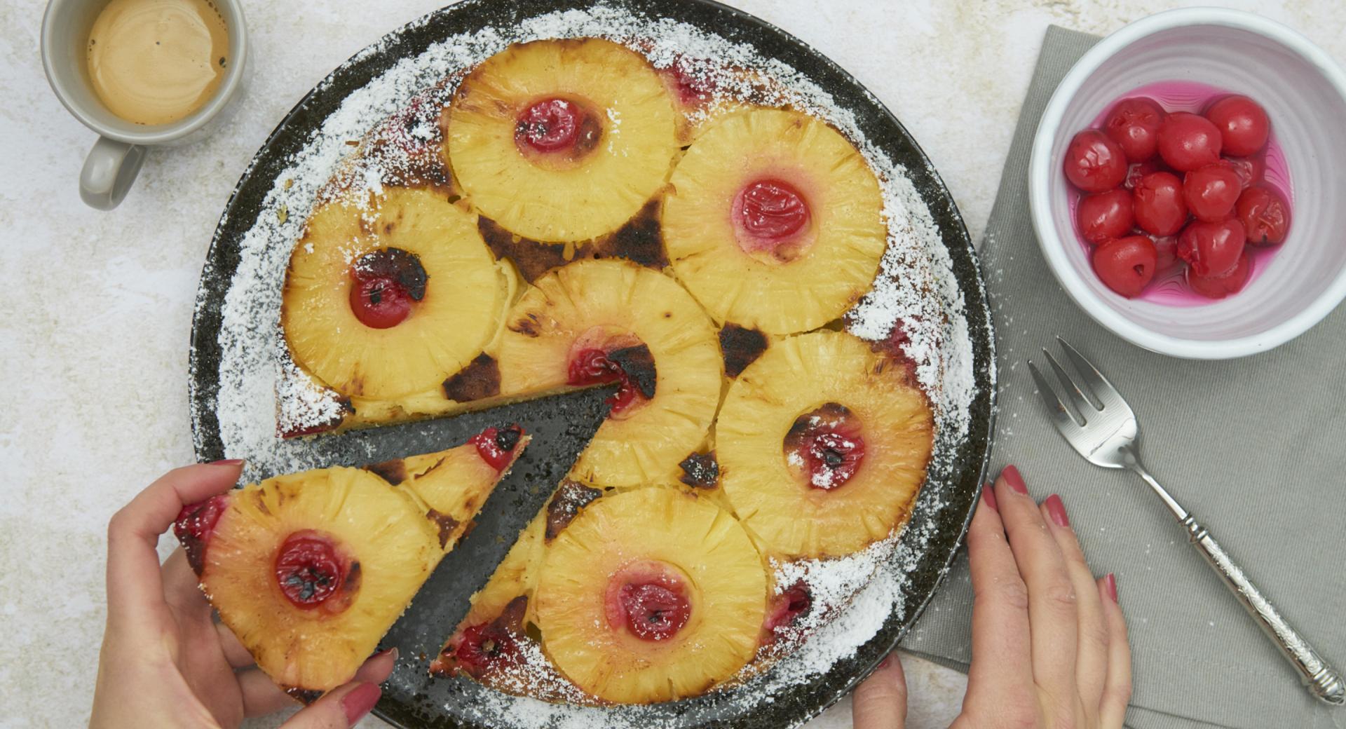 Pastel de piña con cerezas 