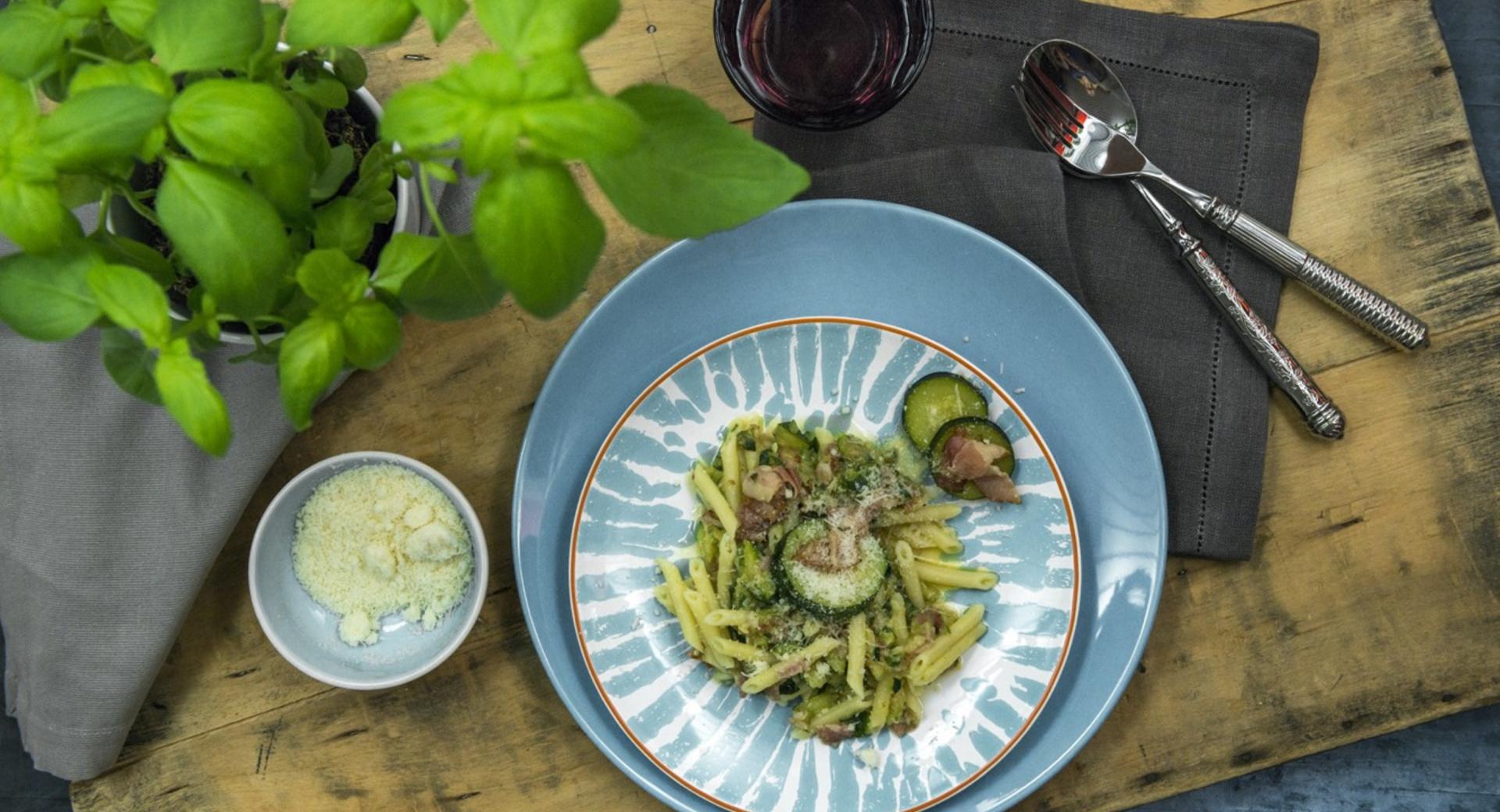 Pasta con bacon y salsa de calabacín