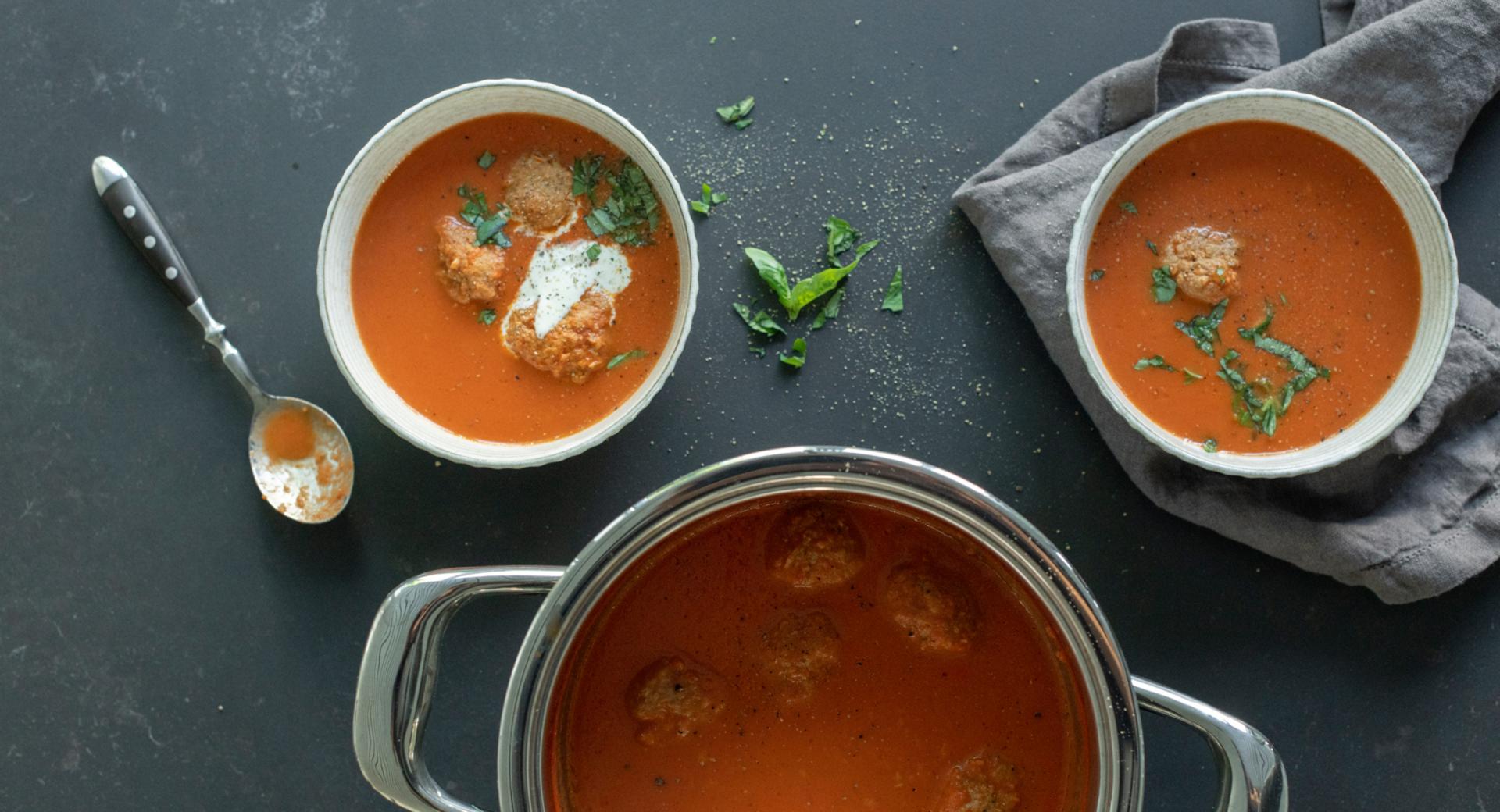 Sopa de tomate con albóndigas