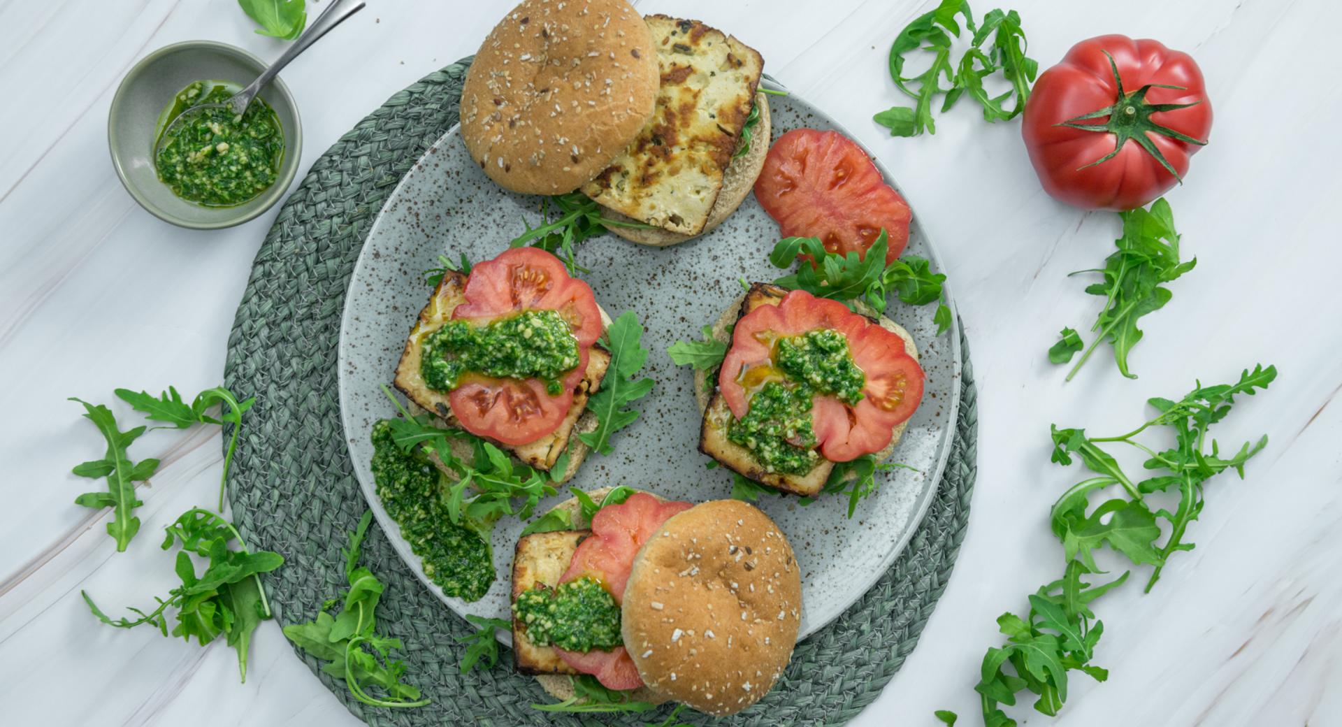 Hamburguesa de tofu ahumado al pesto