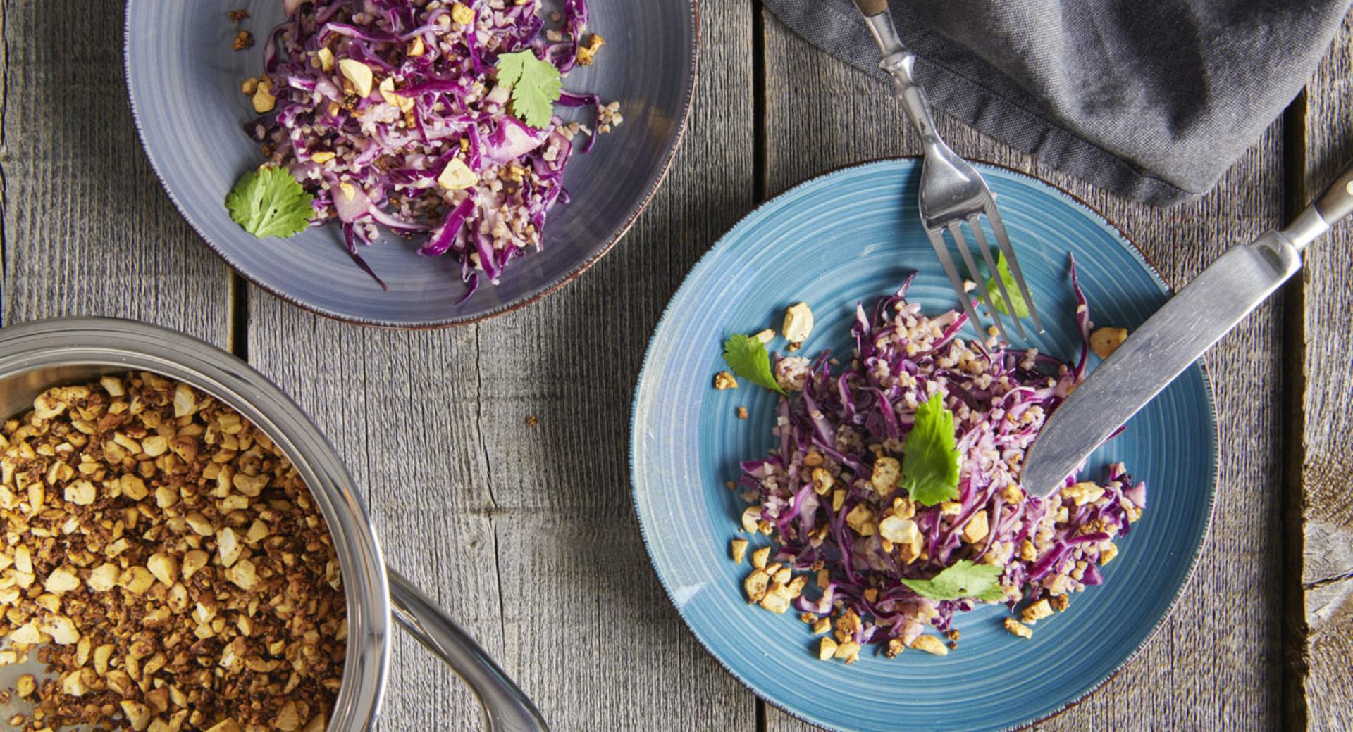 Ensalada de bulgur y lombarda con aliño de jengibre y frutos secos al curry