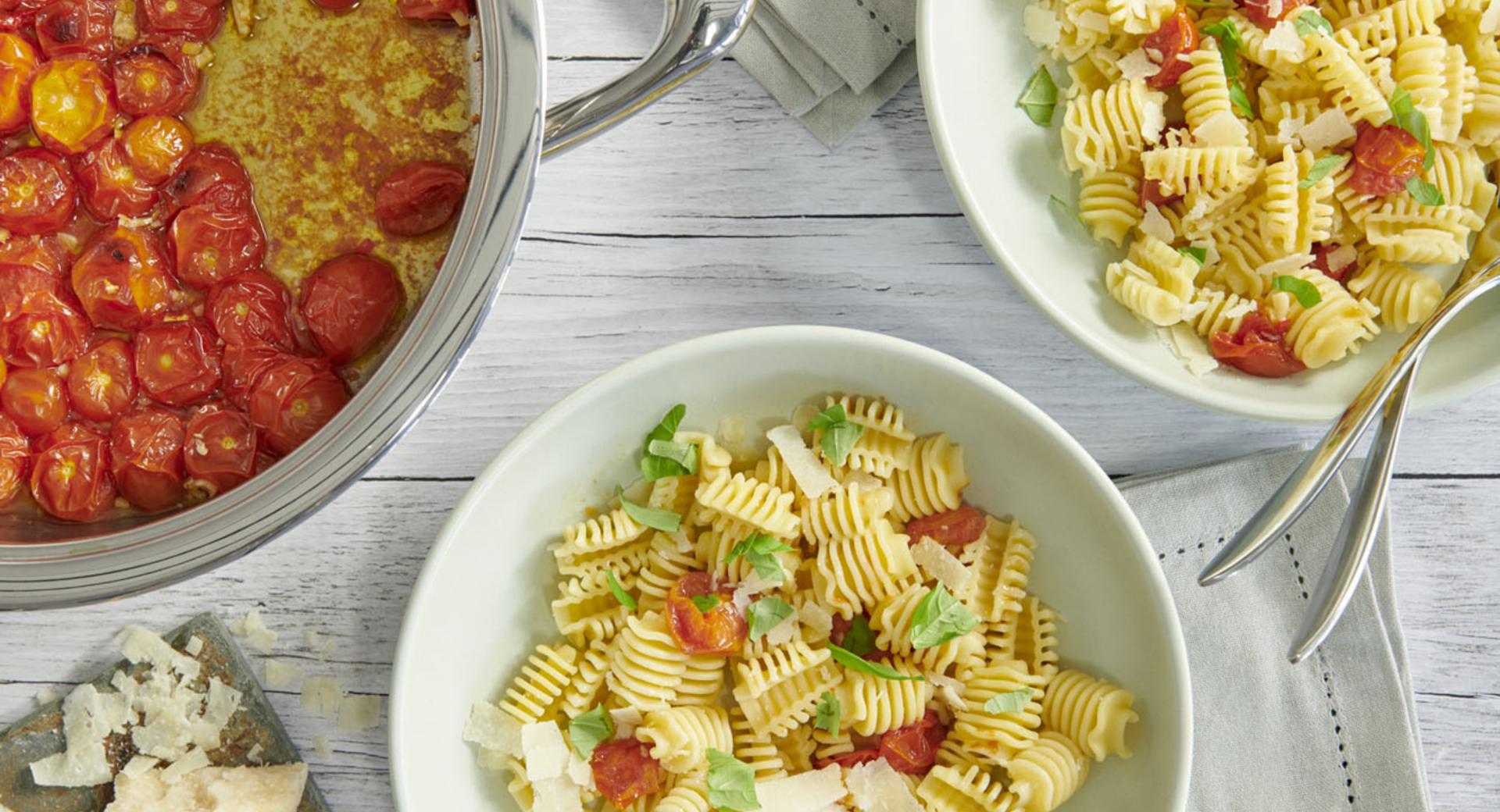 Pasta con tomates caramelizados