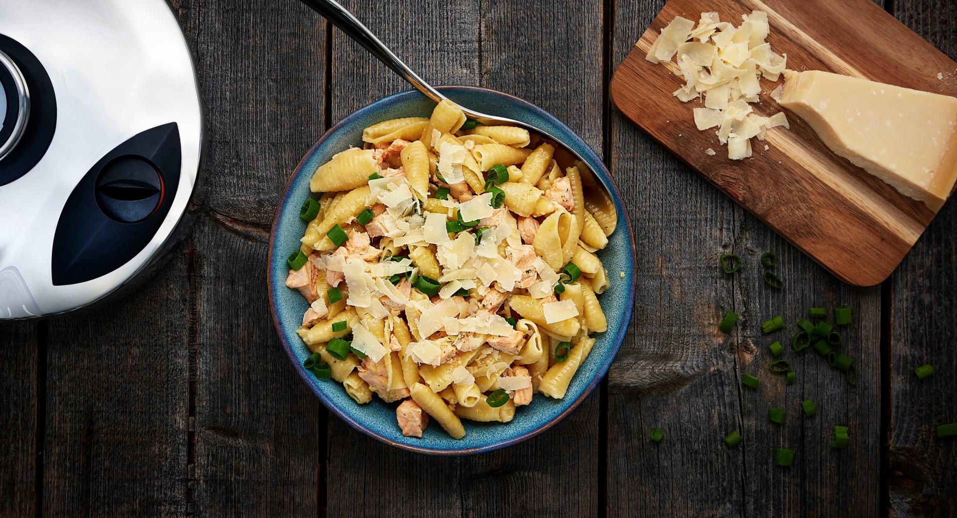 One-pot pasta: Conchitas con salmón y parmesano