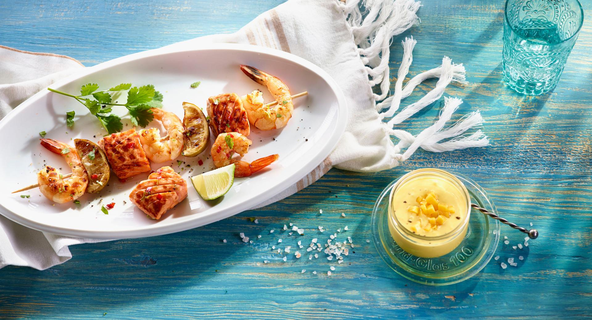 Brochetas de salmón y gambas marinadas con caipiriña