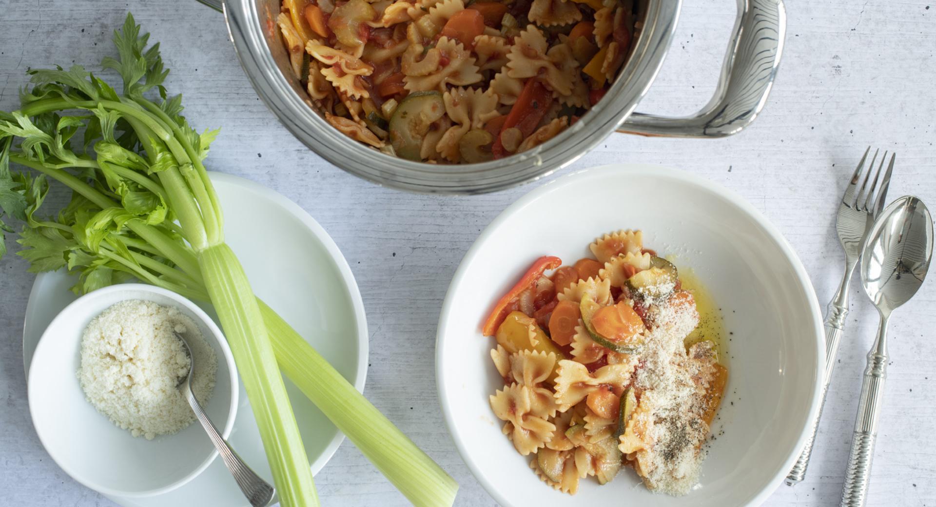 Farfalle en salsa de tomate y verduras