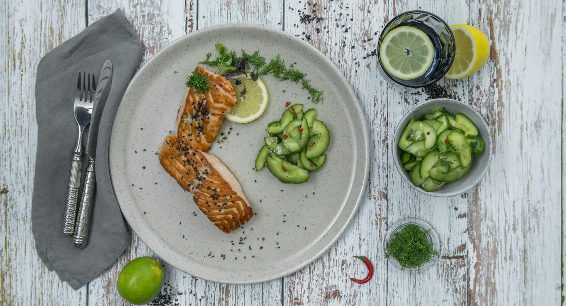 Filete de salmón con ensalada de pepino y chile