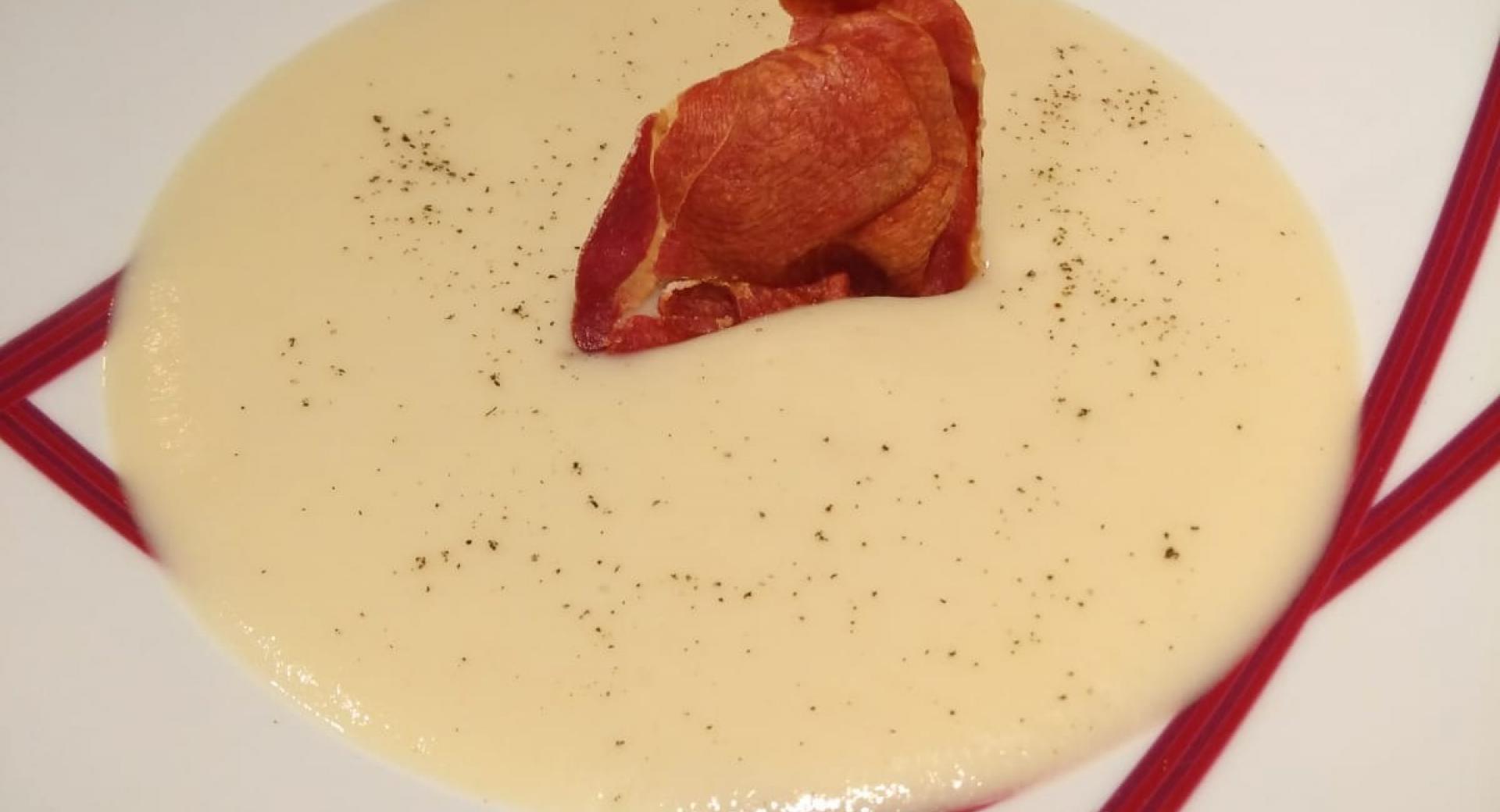 Crema de puerro con patata y crujiente de jamón 