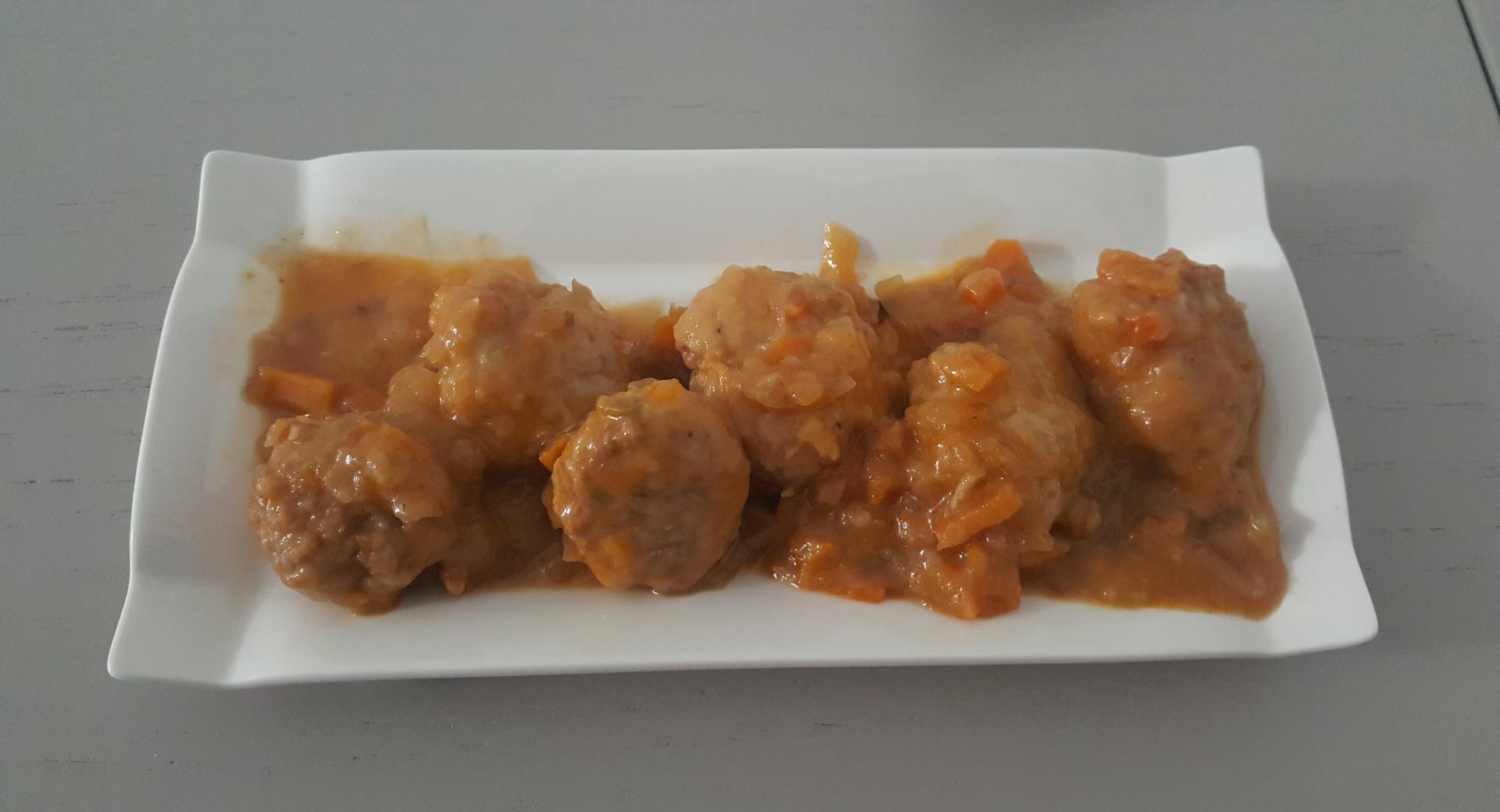 Albóndigas con salsa de cebolla y zanahoria