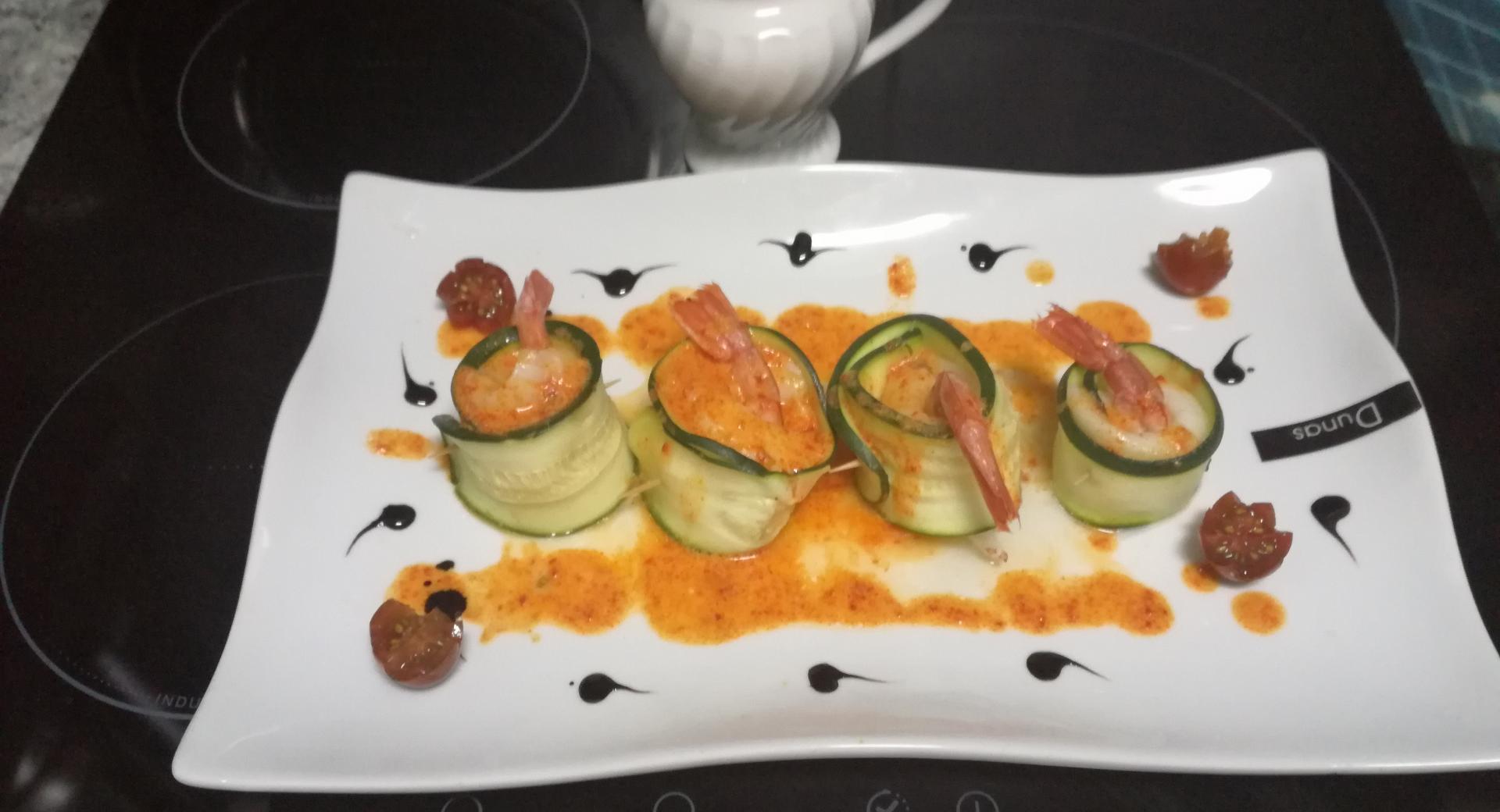 Rollitos de calabacín rellenos con lenguado y langostino  con salsa de whisky y pimientos del piquillo con reducción de Pedro Ximénez