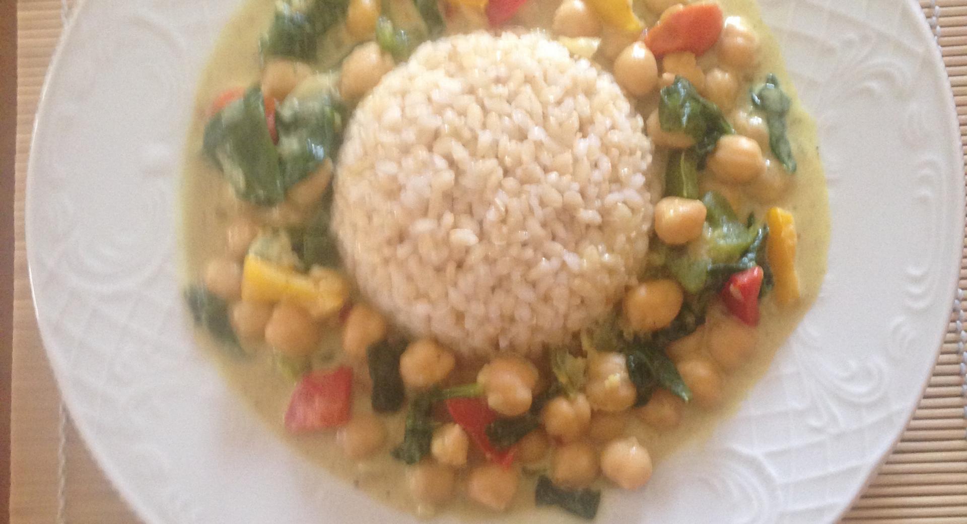 THAI DE CURRY CON VERDURAS,GARBANZOS Y ARROZ INTEGRAL.