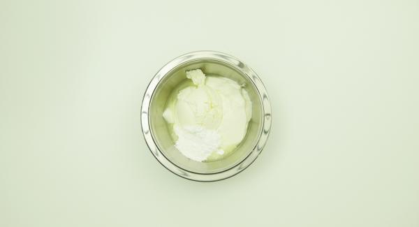 Mezclar el quark, el mascarpone, el azúcar glas y aproximadamente 2 cucharadas de zumo de limón hasta conseguir una masa cremosa.