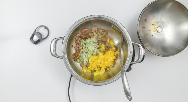 Cuando el Avisador (Audiotherm) emita un pitido al llegar a la ventana de “chuleta”, bajar la temperatura y asar la carne. Agregar la mezcla de la cebolla y los cubos de pimiento.