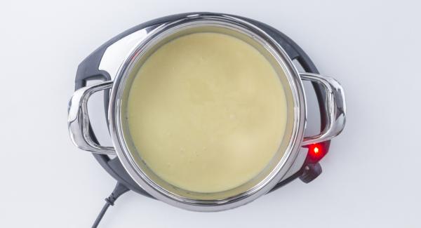 Colocar la olla en el Navigenio a temperatura baja (nivel 2) y verter la mezcla en la olla sobre la piña y el caramelo.