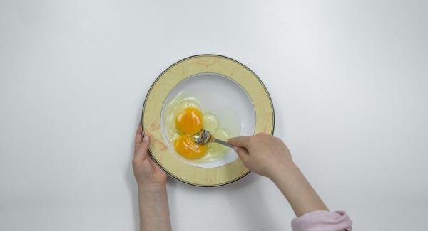 Batir los huevos en un plato hondo, añadir el pan rallado en un plato e incorporar los copos de maíz desmenuzados. Verter la harina en otro plato.