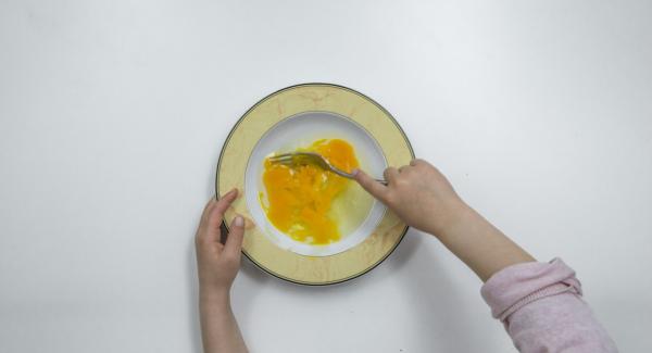 Batir los huevos en un plato hondo, añadir el pan rallado en un plato e incorporar los copos de maíz desmenuzados. Verter la harina en otro plato.