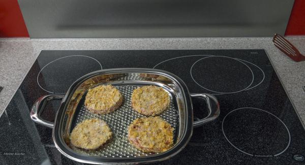 Derretir la mantequilla en un Arondo de 32 cm a temperatura máxima. Cuando la mantequilla empiece a hacer espuma, verterla en el Arondo sin dejar de remover. Introducir las rodajas de tomate rebozadas.