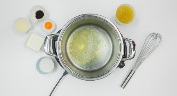 Fundir la mantequilla en la olla. Cuando empiecen a formarse burbujas, añadir la harina y, a continuación, el caldo poco a poco.