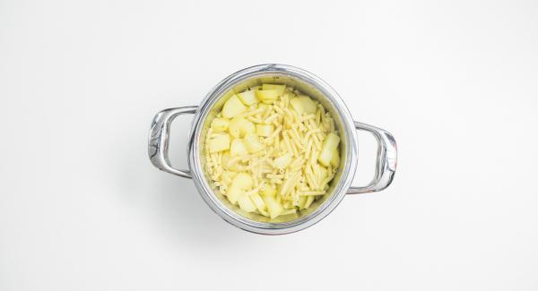 Al finalizar el tiempo de cocción, colocar la olla con la Tapa Rápida (Secuquick Softline) en una superficie resistente al calor y dejar despresurizar. 
Agregar la nata, el cebollino y la mitad del queso y la cebolla. Sazonar bien.