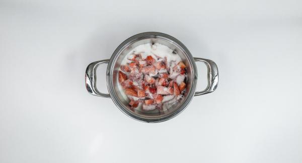 Lavar las fresas y cortarlas en trozos. En una olla, mezclar las fresas con el azúcar para mermelada; quitar las hojas de menta y picarlas finas.