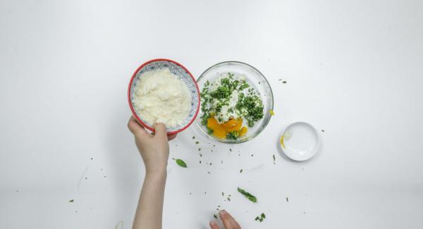 Quitar las hojas a la albahaca, trocearla y mezclarla con la ricota o con el queso crema, el parmesano y la yema de huevo. Sazonar con sal y pimienta.