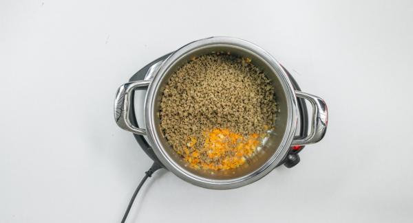 Añadir la soja triturada y asar conjuntamente durante un breve espacio de tiempo. Añadir las alubias y el maíz, e incorporar el puré de tomate.