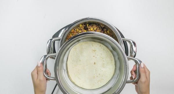 Sacar las tortillas del paquete de una en una y colocarlas una encima de la otra en el Accesorio Súper-Vapor. Abrir la Tapa Súper-Vapor y colocar la softiera dentro de la olla. Volver a tapar con Súper-Vapor. Encender el Avisador (Audiotherm) e ntroducir 1 minuto de tiempo de cocción. Colocarlo en el pomo (Visiotherm) y girar hasta que aparezca el símbolo de “vapor”.