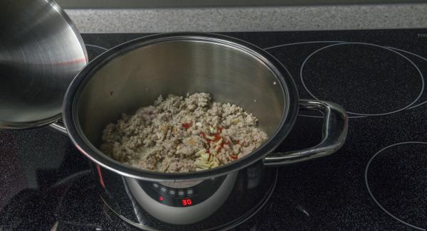 Cuando el Avisador (Audiotherm) emita un pitido al llegar a la ventana de “chuleta”, bajar temperatura y asar la carne picada en porciones.