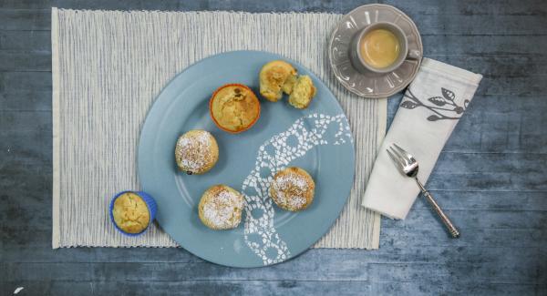 Dejar enfriar los muffins y espolvorearlos con azúcar glasé antes de servirlos.