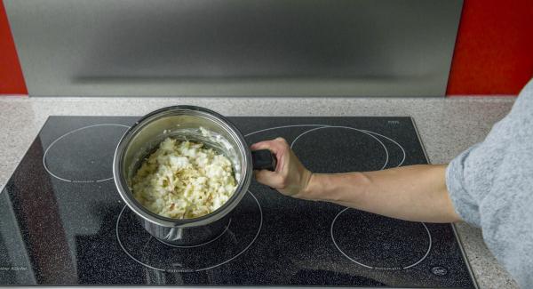 El pudin de arroz con manzanas y almendras se sirve templado, espolvoreado con canela y azúcar.