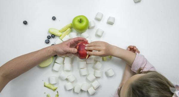 Si desea hacer que la cara graciosa de la rana sea una decoración, necesitará dos manzanas verdes, una manzana roja para la boca y dos malvaviscos y arándanos para los ojos.