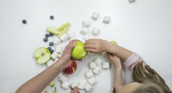 Si desea hacer que la cara graciosa de la rana sea una decoración, necesitará dos manzanas verdes, una manzana roja para la boca y dos malvaviscos y arándanos para los ojos.