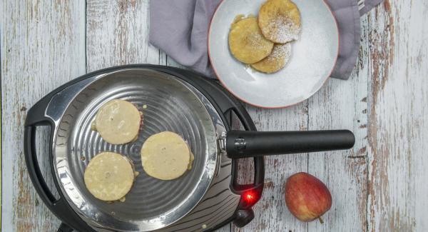 Colocar aprox. 3 aros de manzana en la oPan y asar hasta que quede crujiente por ambos lados. Continuar con los aros de manzana restantes.