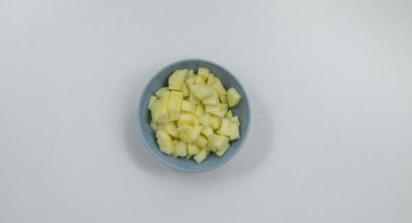 Pelar las manzanas, cortarlas en cuatro tozos, quitarles las semillas y cortarlas a dados. Introducirlas en una olla sin escurrir y añadir los arándanos.