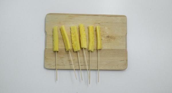 Cortar la piña en 6 tiras y esparcir azúcar glasé por encima. Pinchar las tiras con brochetas de madera.