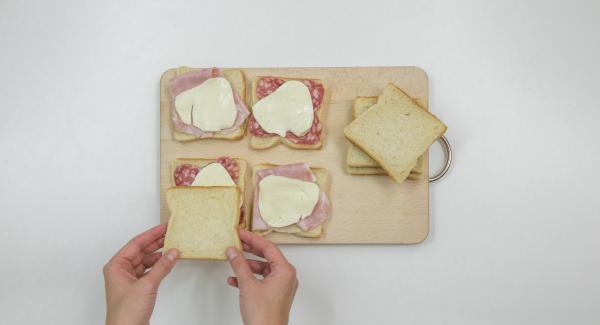 Cubrir media rebanada de pan con el relleno que se
prefiera (por ejemplo, lonchas de queso y jamón) y
cubrir con la otra mitad del pan.