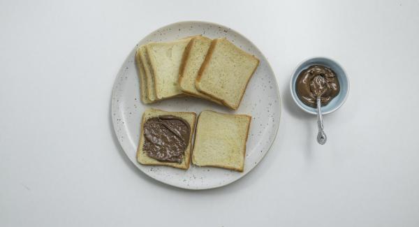 Untar media rebanada de pan con la crema de
chocolate y añadir una capa de rodajas de plátano.
Cubrir con la otra mitad del pan.
