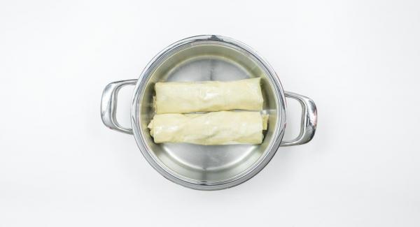 Hacer el segundo rollito del mismo modo con los ingredientes restantes. Untar los dos rollitos con la mantequilla restante..