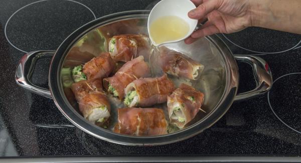 Cuando el Avisador (Audiotherm) emita un pitido al llegar a la ventana de “chuleta”, bajar la temperatura y freír los rollitos de pescado por todos los lados, desglasear con el jerez y tapar enseguida.