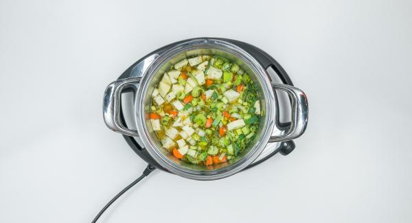 En una olla mezclar las verduras, tomillo y hojuelas de chile. Añadir el caldo de verduras y revolver.
Tapar con la Tapa Rápida (Secuquick Softline).