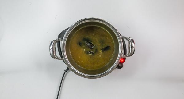 Ajustar el Navigenio a temperatura media, colar el caldo de gambas, volver a incorporarlo a la olla y llevar a ebullición. Agregar los mejillones y cocinar 6 minutos con el Avisador (Audiotherm).