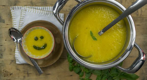 Verter la sopa en los platos y dibujar una sonrisa en cada sopa con el aceite de albahaca.