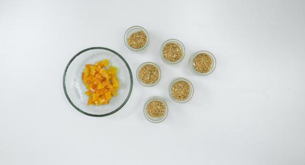 Con un cuchillo afilado, cortar las rodajas de naranja en trozos pequeños y esparcirlos sobre el fondo de galleta.